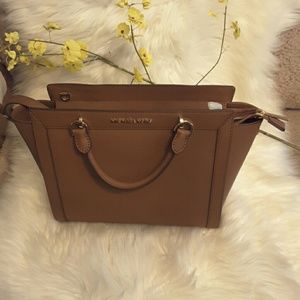 brandi small saffiano leather messenger bolsa